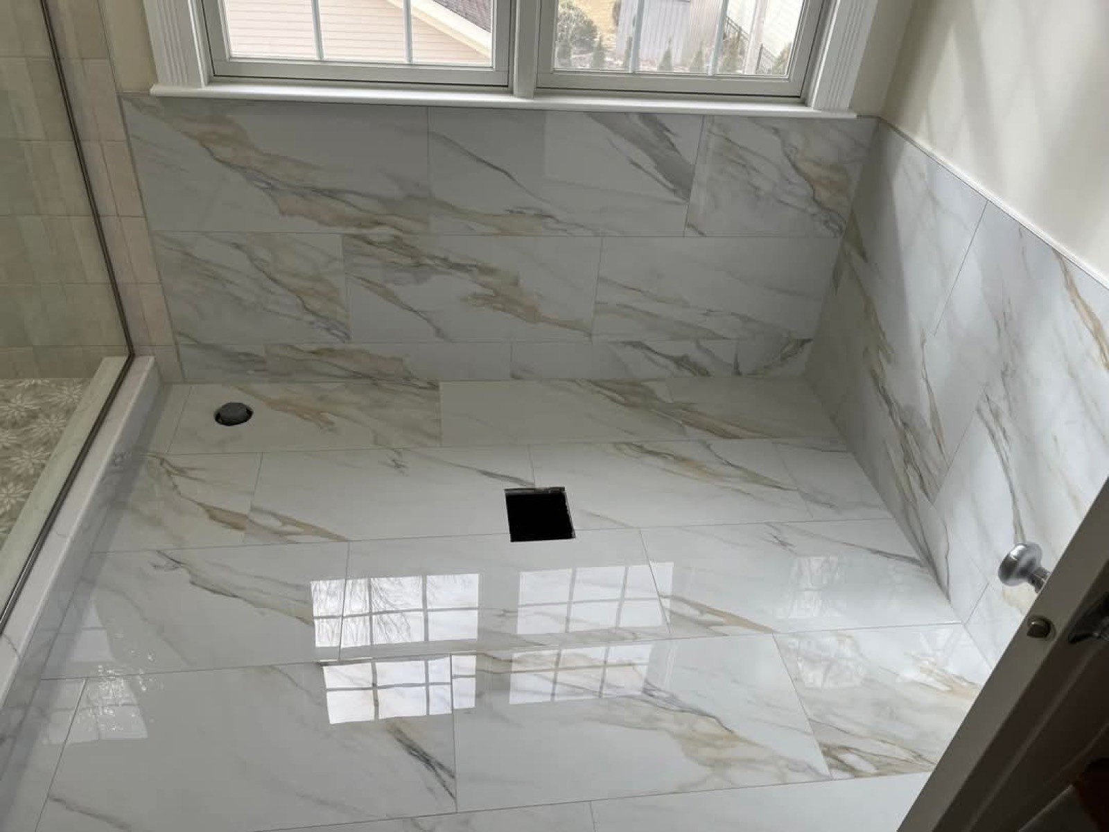 Calacatta marble tile floor by Red Carpet